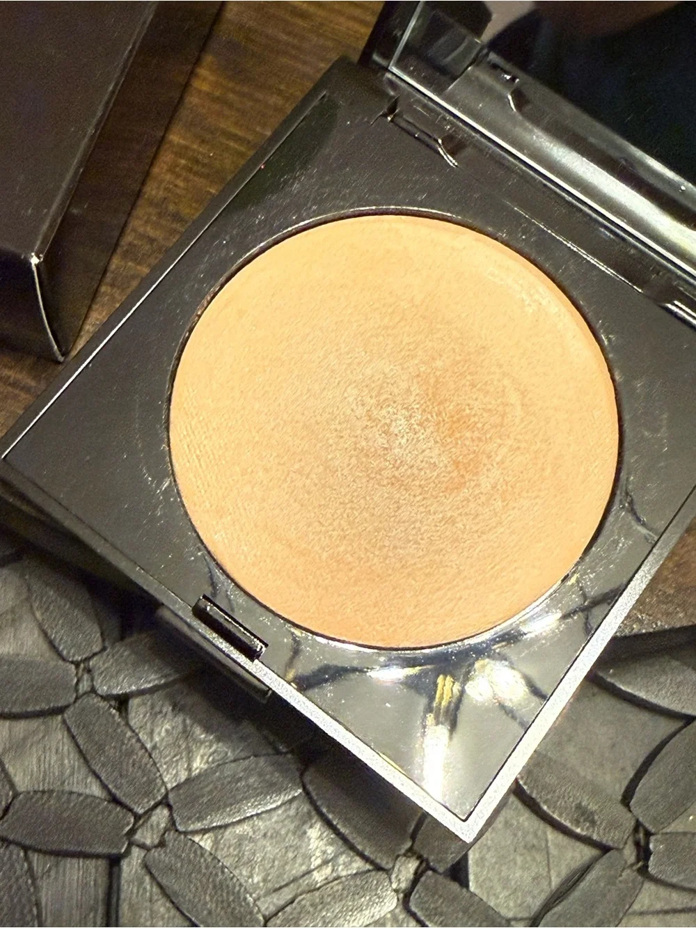 laura mercier Matte Radiance Baked Powder – Warm Beige
